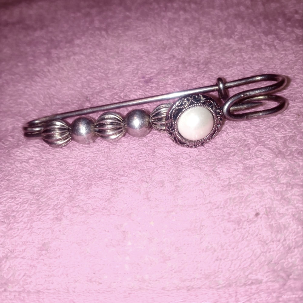 Pearl set in Silver Pin